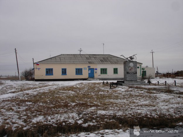 Сельский совет. На переднем плане Памятник труженикам тыла