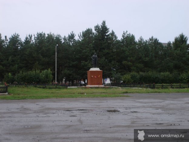 Площадь. Памятник Ленину