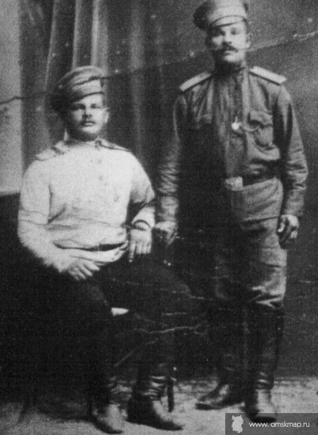 А.И. Избышев с другом 1915 год. (сидит) 