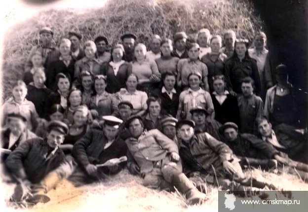 Полеводческая бригада (Послевоенное фото)