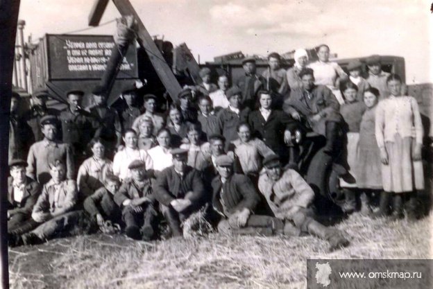 Полеводческая бригада (Послевоенное фото)