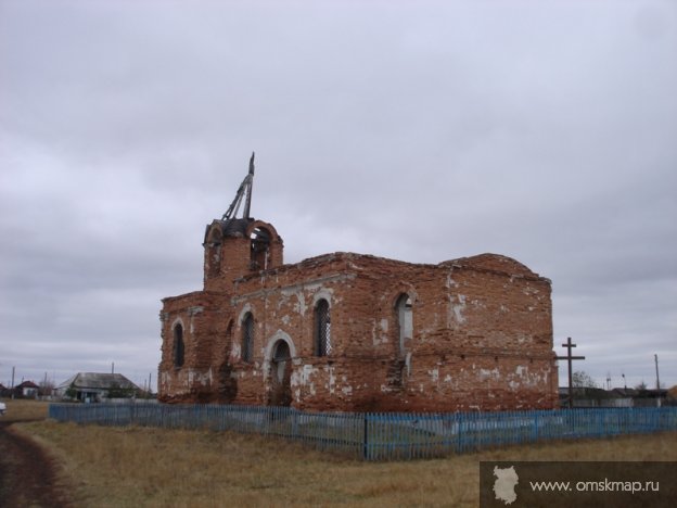 Храм и крест перед ним