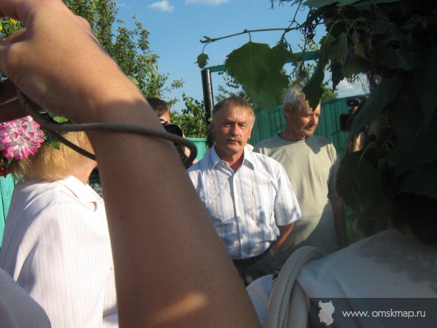 Гостей праздника встречает Иван Андреевич и Иван Михайлович Гостей праздника встречает Иван Андреевич и Иван Михайлович