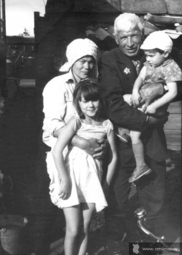 Яков (Ян) Константинович Окша с внуками