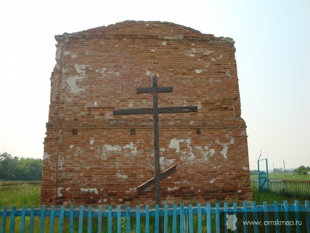 Крест у храма