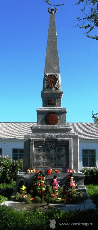 Памятник погибшим односельчанам  в  Великой Отечественной  войне.