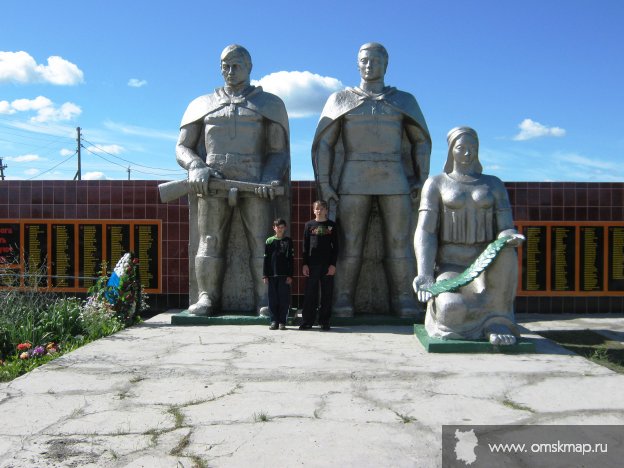 Памятник погибшим односельчанам. 