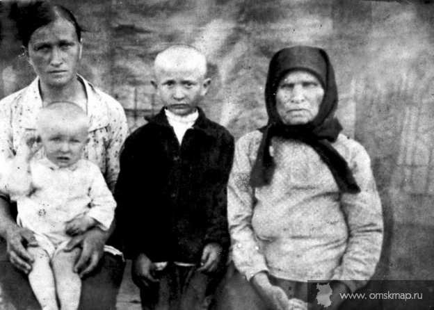 Наталья Лаврентьевна с детьми и матерю Татьяной Павловной Бобровской Наталья Лаврентьевна с детьми и матерю Татьяной Павловной Бобровской