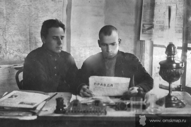 Бобровский Андрей Лаврентьевич (справа)