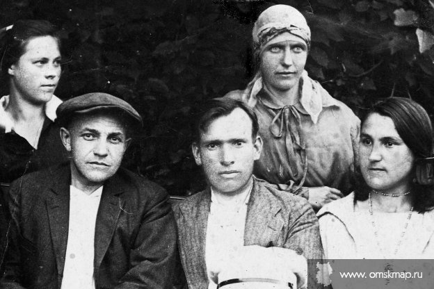 Бобровский Андрей Лаврентьевич (в центре)