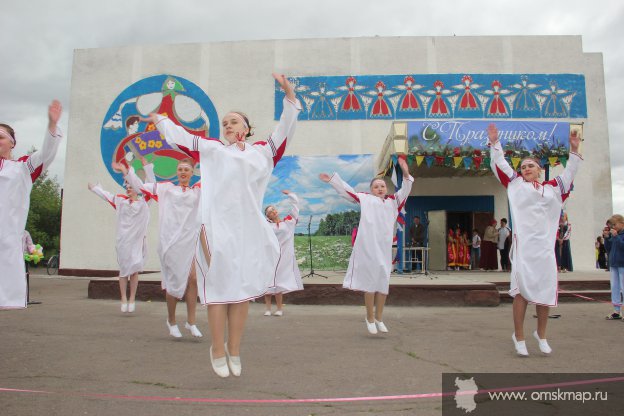 Танцевальный ансамбль - гости праздника