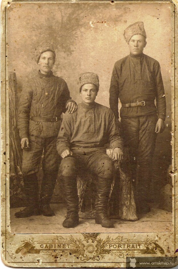 Шеметов Иван Васильевич (в центре) Первая мировая война,фото 1915 г. -родился и жил в д.Решетниково