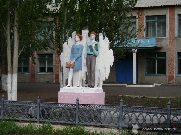 Скульптурная фигура возле школы